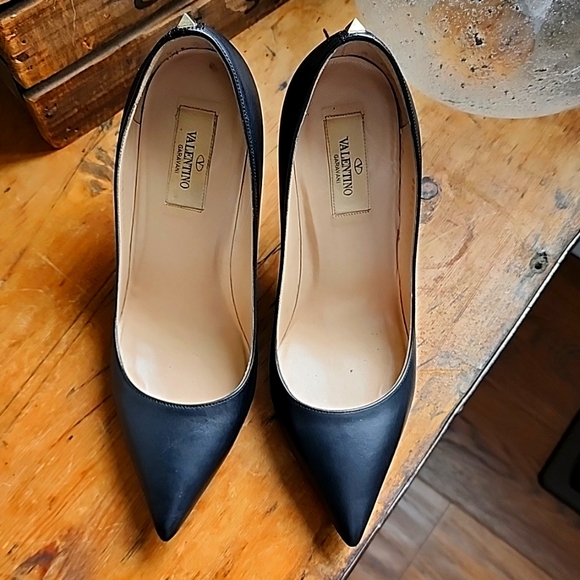 Valentino Black Leather Classic Single Stud  Heeled Pump - Picture 8 of 10